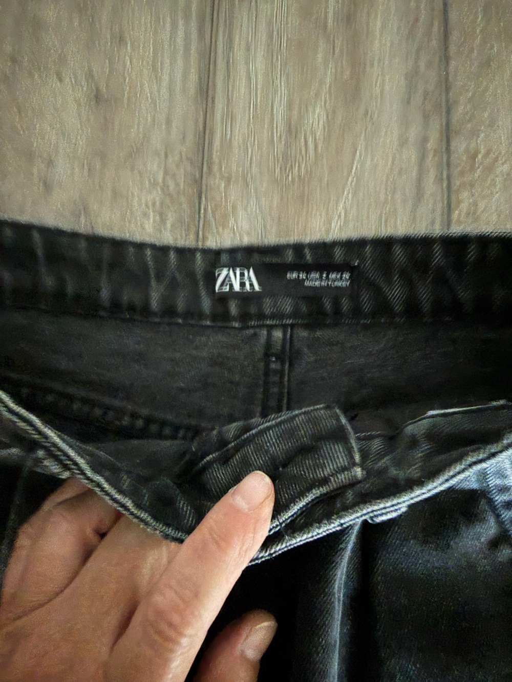 Zara High-Waist Relaxed Black Barrel Jeans - Picture 6 of 12